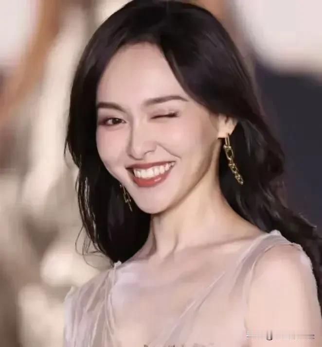 说句实话会不会被喷？
难道只有我觉得唐嫣的脸型并不好看吗？
特别是笑起来的时候，