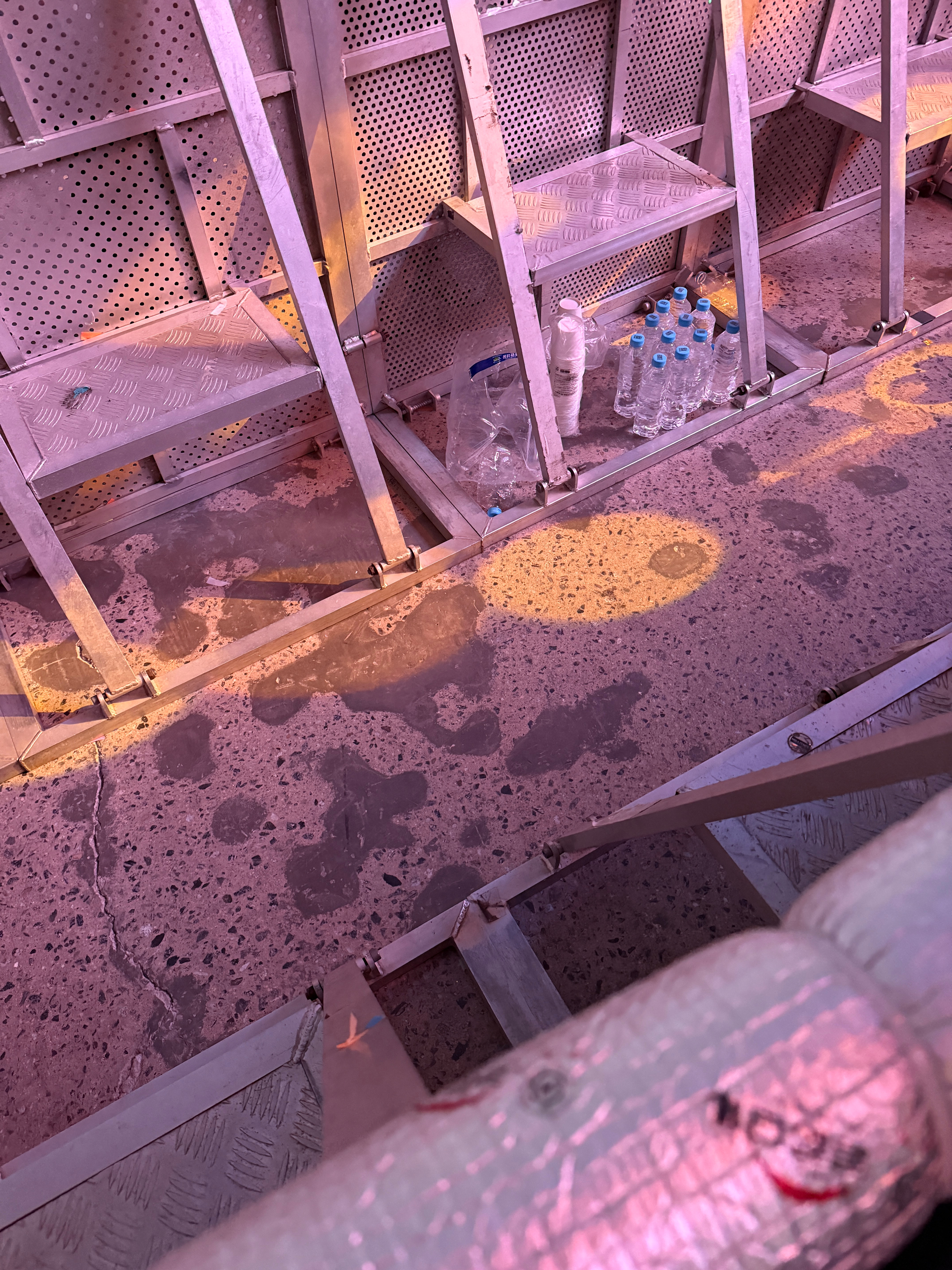 笑死 扒个后排侧杆放弃了中间 谁愿意挤谁挤吧 