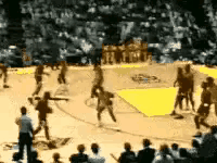 乔丹。
这次突破跳投，先是向左侧运球一个假动作佯装突破，骗过防守球员重心，然后向