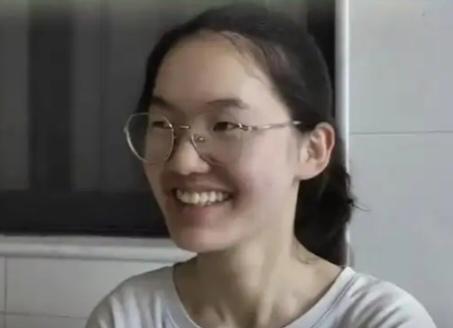 孩子成绩好坏有时真与家庭条件好坏、与父母学历高低没必然联系，有的家庭富裕，父母高