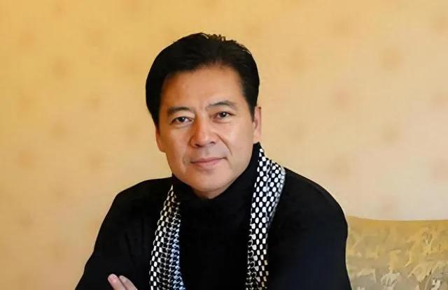 还记得老戏骨颜世魁吗？
年轻时的颜世魁很帅的，浓眉大眼，长相端正又阳刚！
我看过