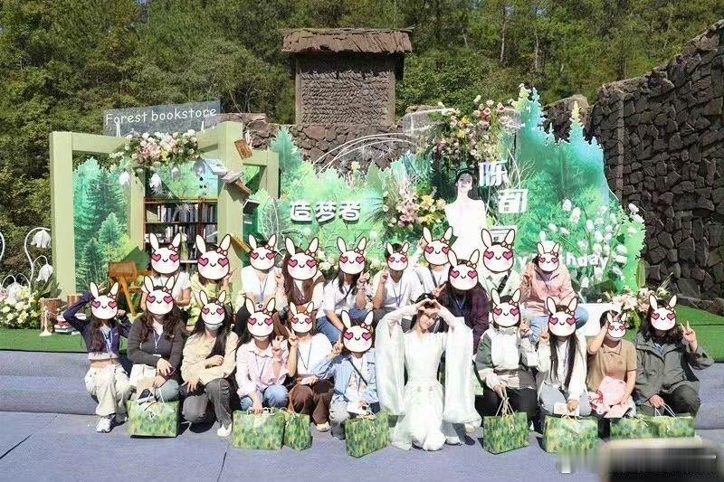 陈都灵当面鼓励粉丝真的太暖心了！陈都灵当面鼓励考到好成绩的小粉丝，温柔又真诚，这