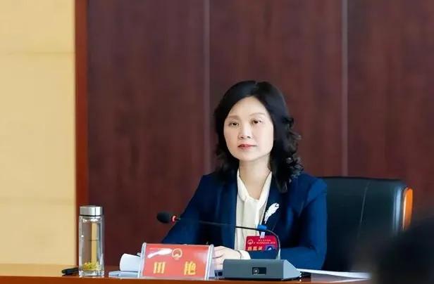 一针扎向自己腰包的"针灸高手"栽了！曾经在镜头前表演"轻伤不下火线"的田哥艳姐，