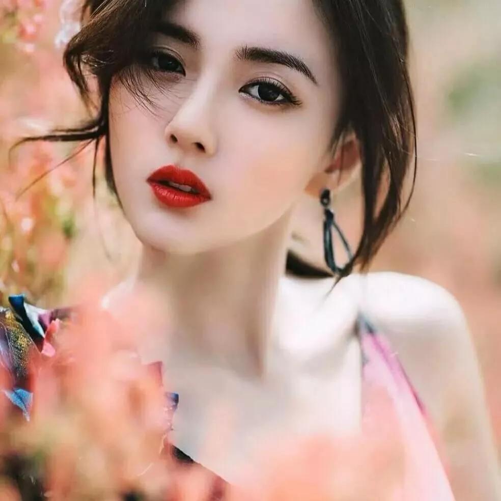 梦幻红唇少女，置身花海之中花海少女照 红唇美人照 红唇美少女 逆光红唇写真 红唇