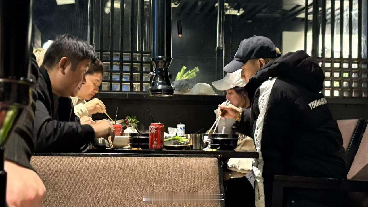 偶遇黄子韬徐艺洋吃烤肉  烤肉店偶遇黄子韬徐艺洋 烤肉店偶遇黄子韬徐艺洋，夫妻俩