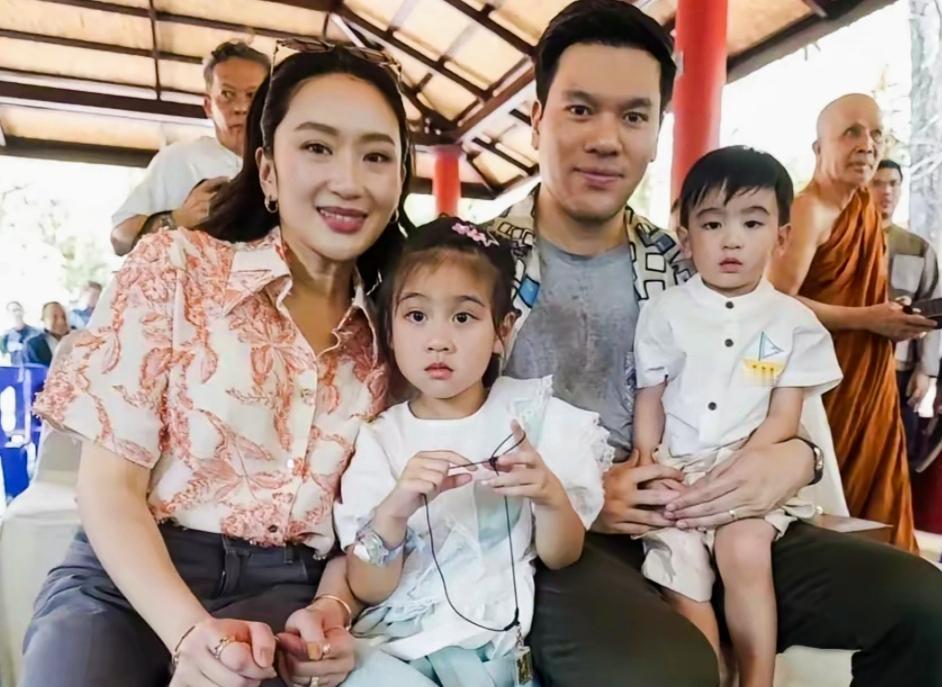 佩通坦一家四口看起来好温馨啊！
佩通坦不仅在事业上，经营的比较好！
在家庭上同样