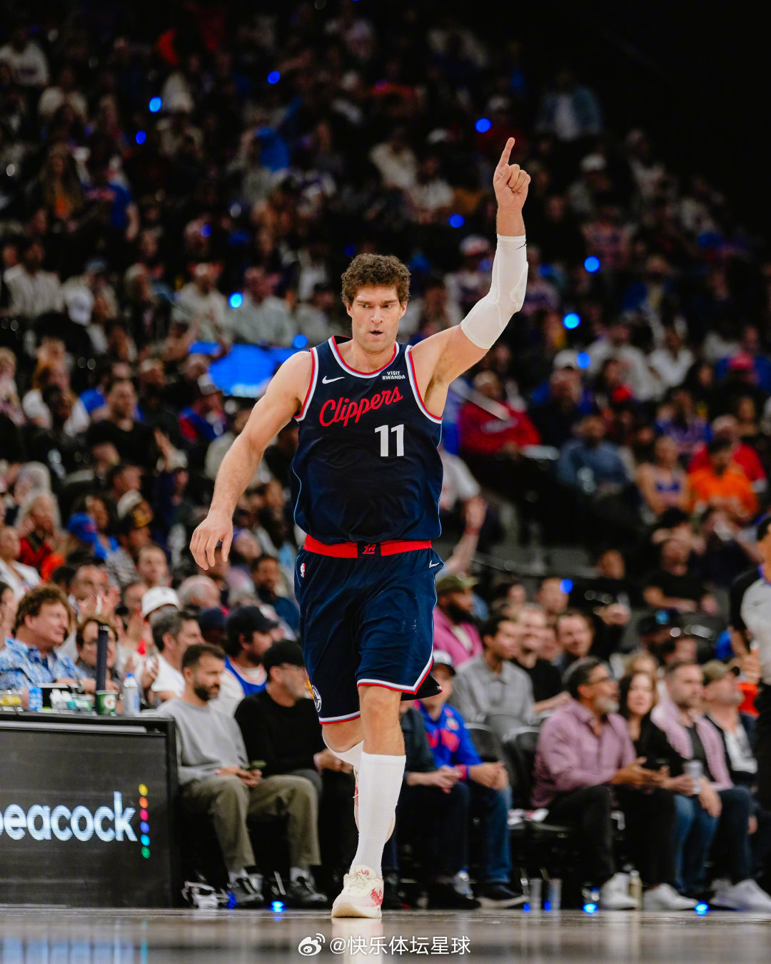 三节打完，快船88比81领先尼克斯！尼克斯vs快船  cr：洛杉矶快船 