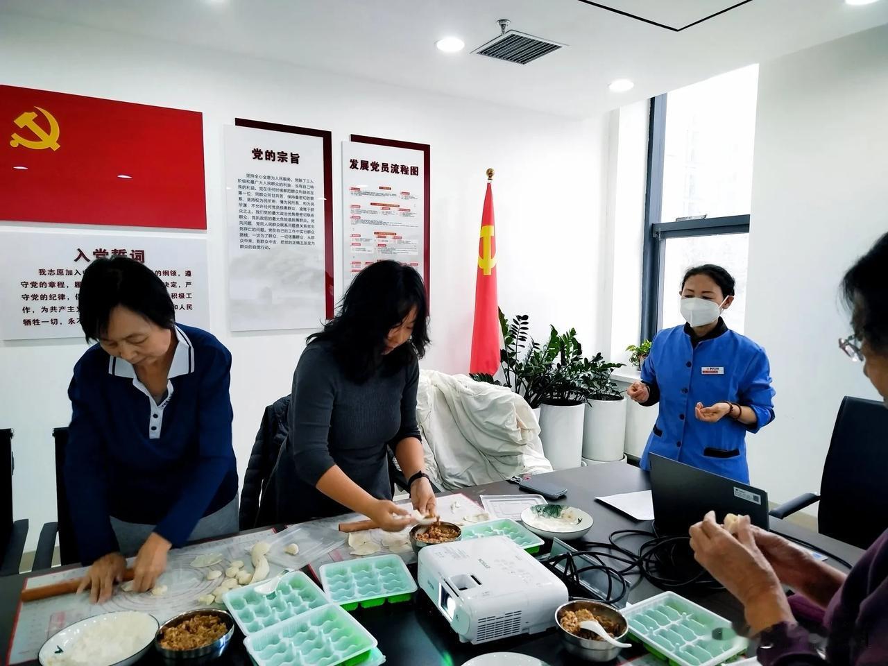 今日立冬，参加包饺子活动。饺子形状像元宝，包饺子意味着抱住福运，吃饺子则寓意着招