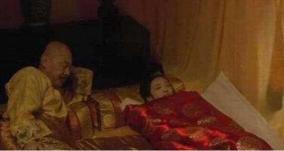 侍寝的妃子抬上龙床后最怕什么？不是皇帝，而是枕边那根油光发亮的棍子。

明嘉靖二