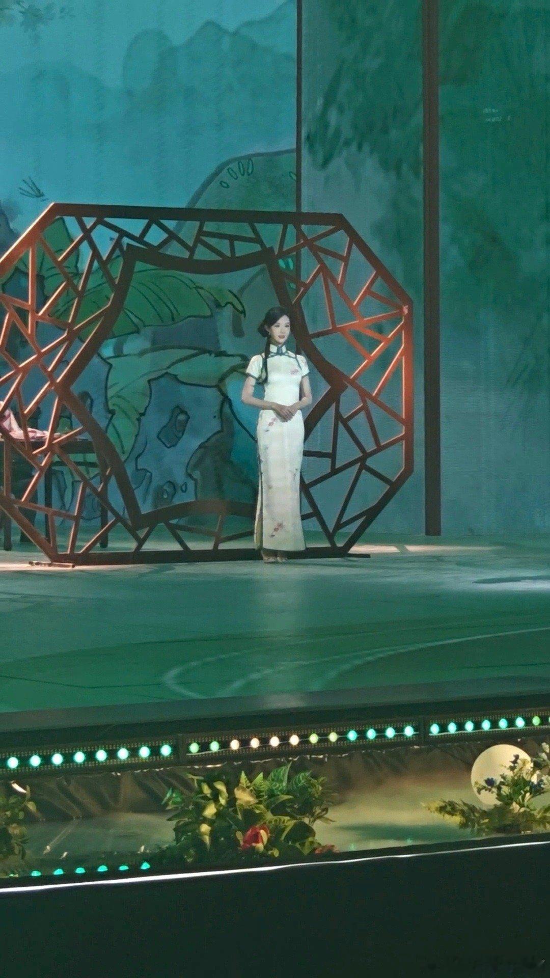 陈都灵行走的绿荷花 青绿色到底有多适合陈都灵？看过就知道了！在河北沧州吴桥录制《