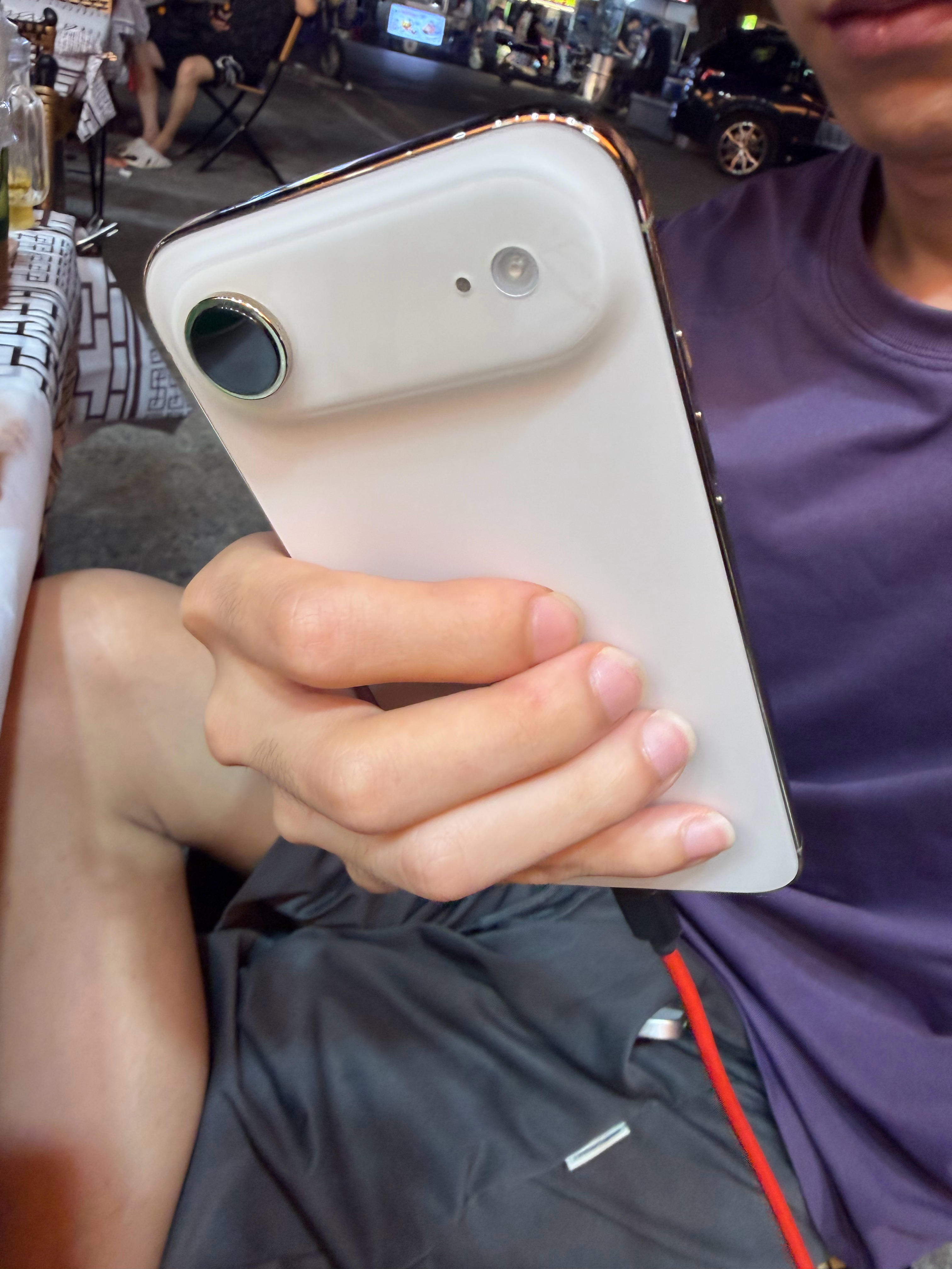 朋友之前用的国产安卓超大杯，现在用的iPhone Air，他喜欢轻薄，尴尬的是，
