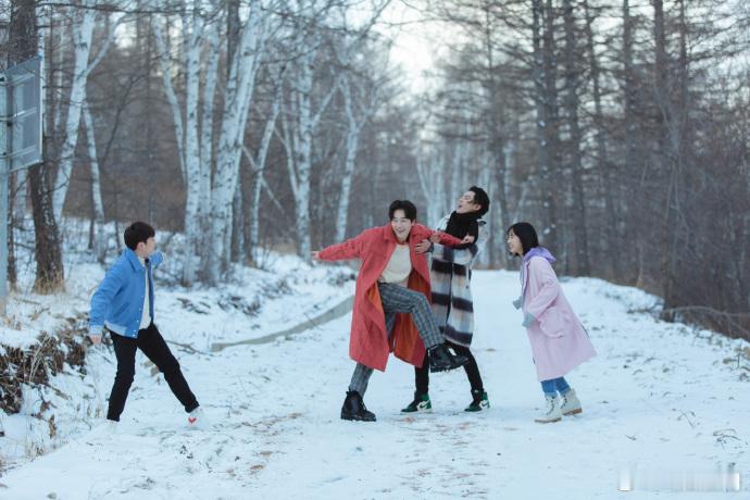 王鹤棣沈月武艺马思超8年前合照王鹤棣沈月武艺马思超第二季旧照八年前的合照藏着多少