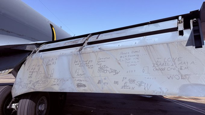 驻中东美军士兵在KC-135空中加油机的舵面上涂鸦反以反川口号：“比比的X巴”“