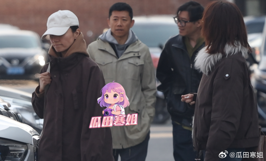 夏雨袁泉罕见同框 好久没看到夏雨袁泉夫妻同框了！和朋友一起在园区中溜达聊天。夏雨