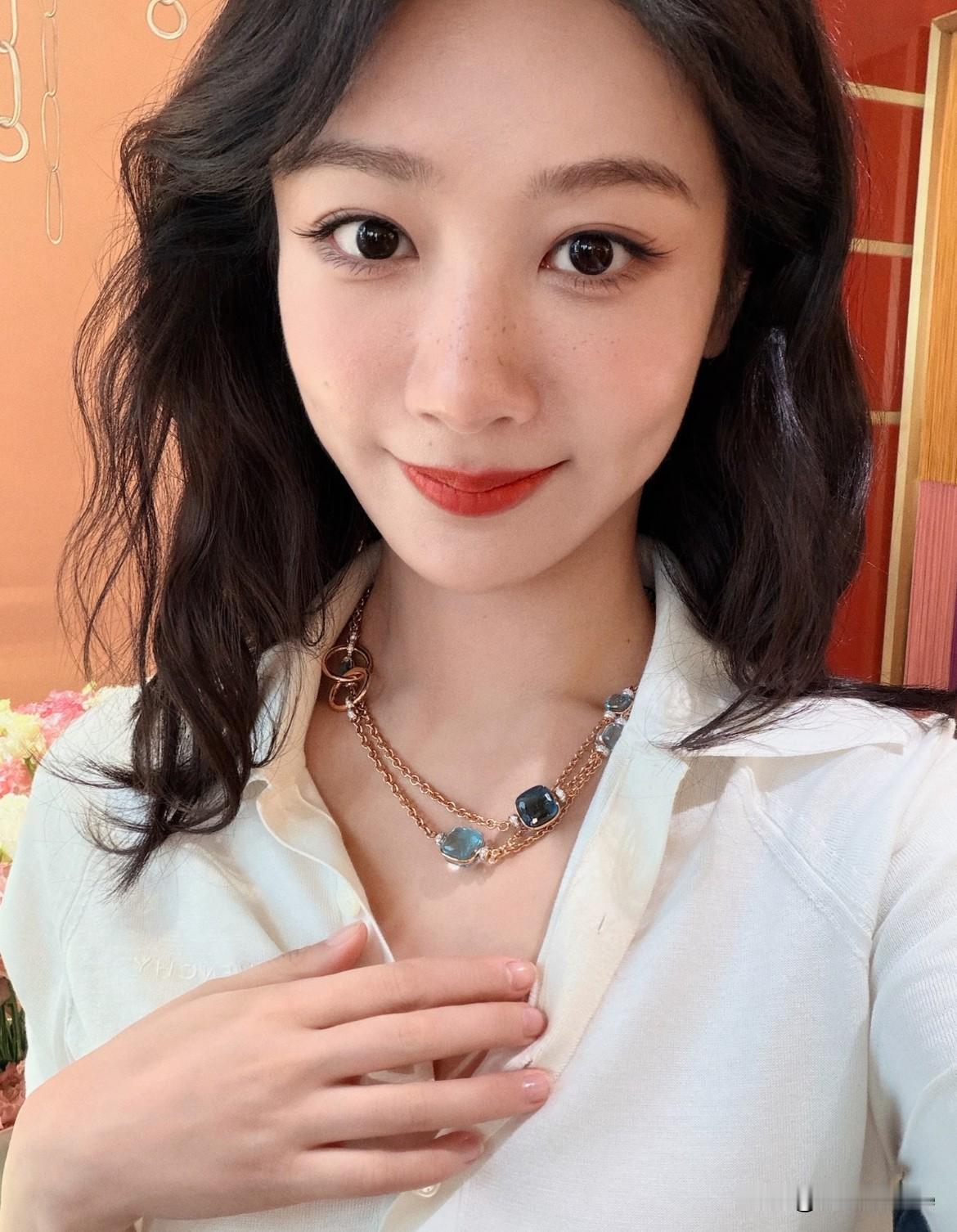 7月29日，杨紫晒雀斑妆，秀珠宝！
从🧣转🍠后，杨紫营业超频繁，所发图片基本