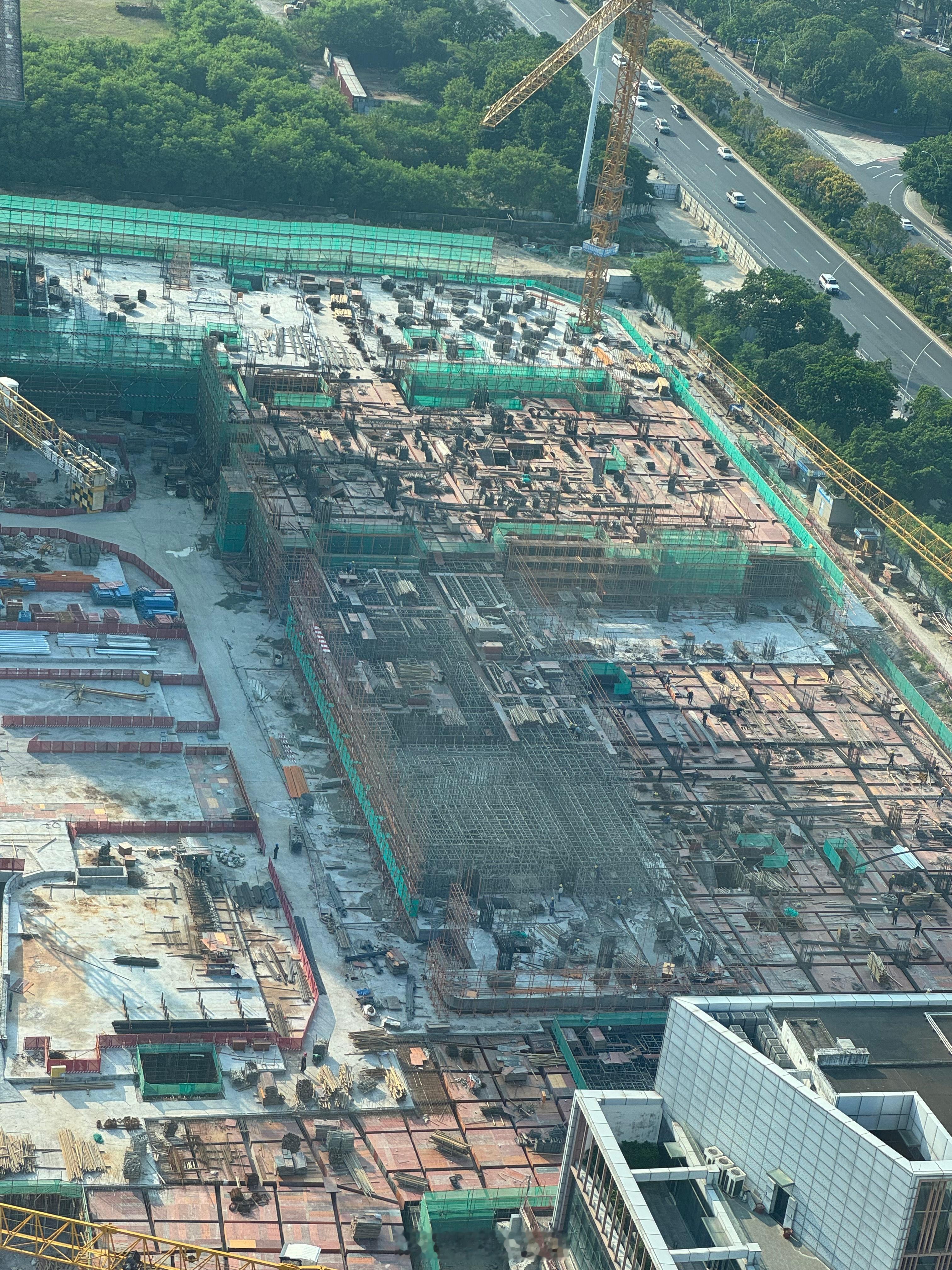 城视汕头[超话] 潮商金融中心目前出地面的单幢建筑东侧已经完成第19层主体结构建