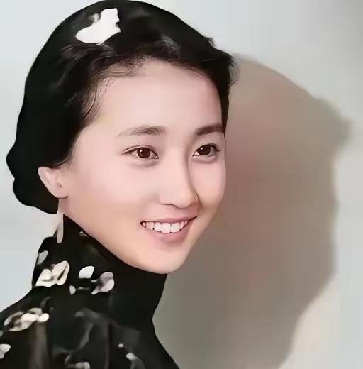 钱学森36岁仍未婚，妹妹钱学英给他介绍对象，他却说：要不你嫁给我吧！
 
那年是