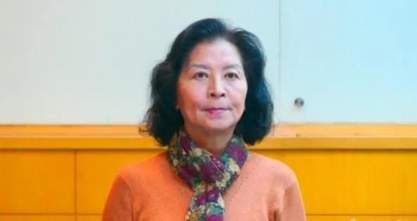 台湾高中女老师痛批2019课纲是无耻课纲。曾任扁当局“新闻局长”的锺琴今天在一场