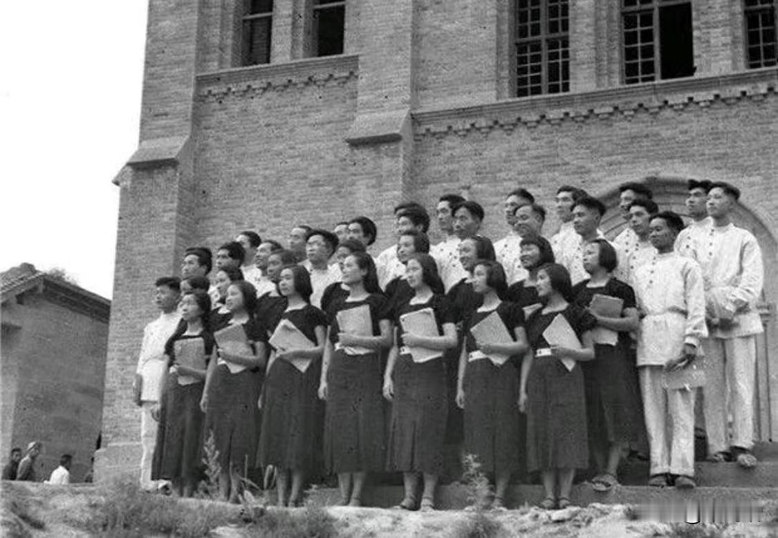 这张照片拍摄于1944年，由新华社记者郑景康拍摄，记录的是延安鲁迅文艺学院合唱队