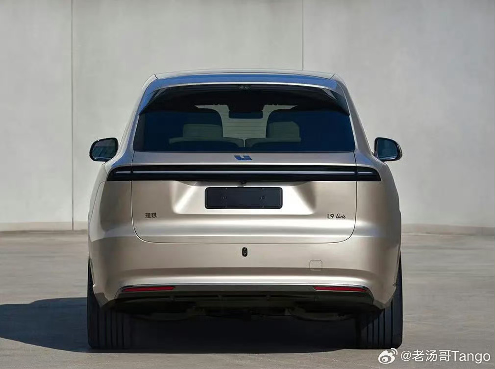 这台金色的L9 Livis应该是第一次露出？激光雷达放在了保险杠的位置，可以减少