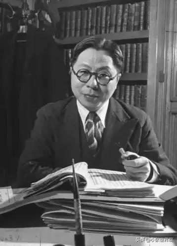 南开中学出了两个狠人。一个叫周恩来，后来成了新中国总理；另一个叫吴国桢，23岁拿