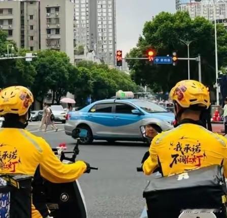 苏州的这一波操作真是忍不住人人叫好，以后外卖小哥等红灯再也不用慌了！
苏州在全国