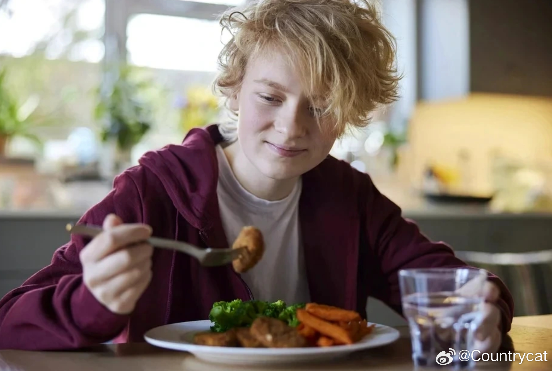 减肥喝水反而吃更多？研究发现：“一口饭一口水”可能让食量增加海外新鲜事 很多人在