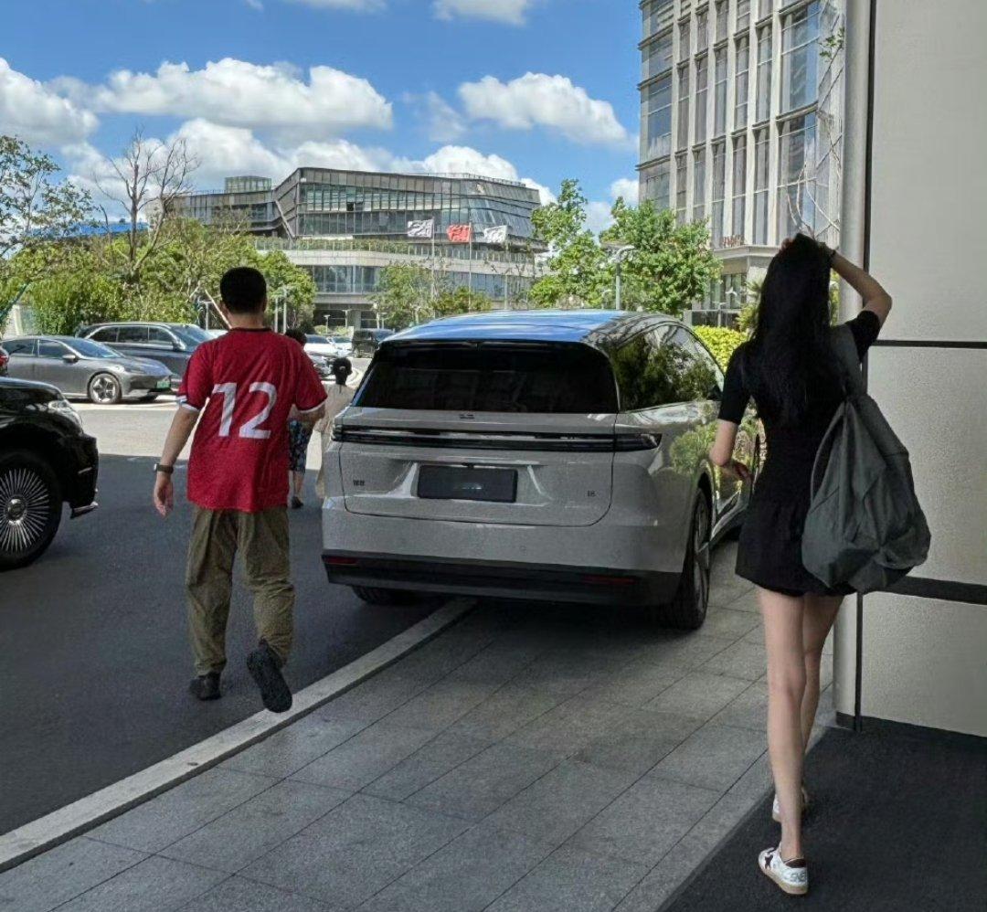 李想老婆身材绝了，李厂长估计做梦都没想到，幸福来的这么突然，花了多少都没这个宣传
