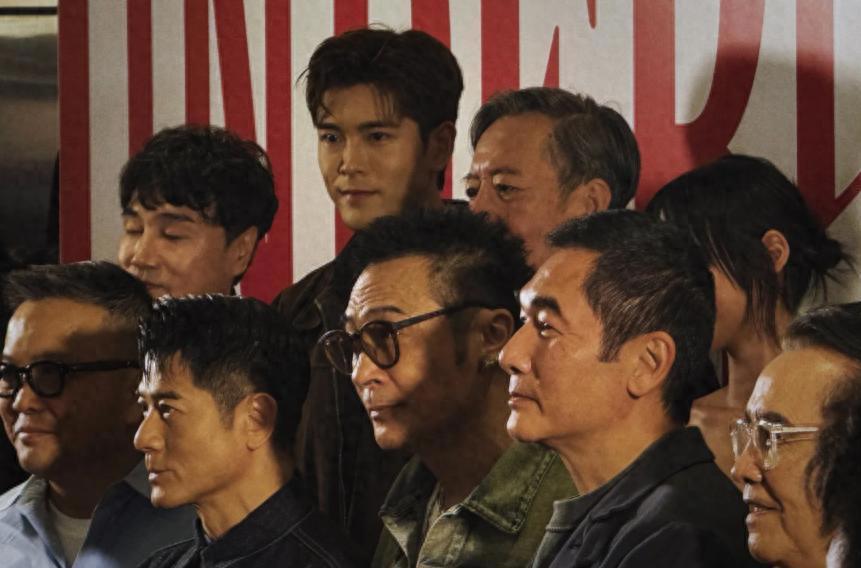 这张港星云集的合照中：我一眼就认出了身高修伟、双目如潭的方中信；戴着眼镜、额纹聚