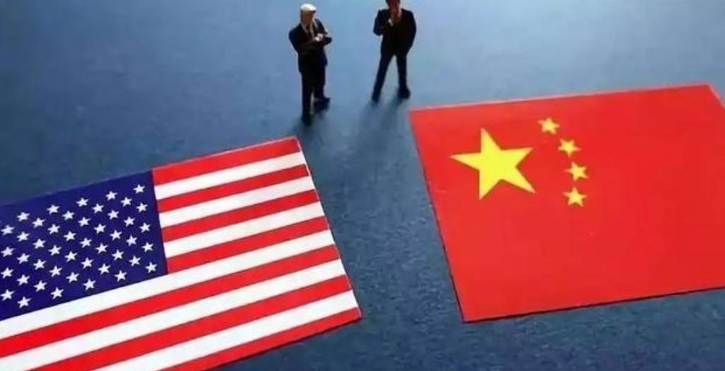 眼下，全世界都在看中美谁先撑不住，现在是中国有货卖不出，急着赚钱，美国是有钱买不