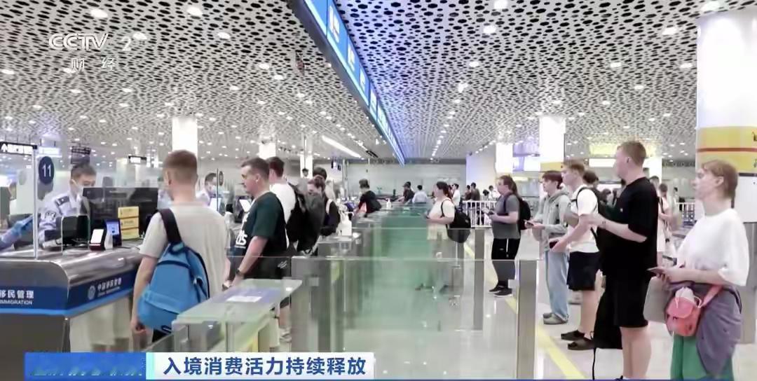 如今入境游客的游玩选择更加多元，旅行流量转为消费增量，“中国游”带火“中国购”，