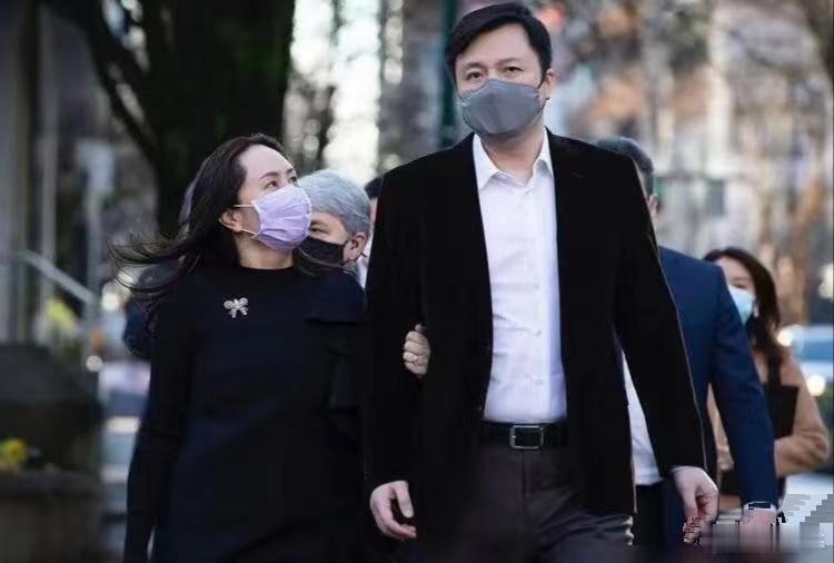 孟晚舟个子不高，但她老公穿得很有品味，看起来既高级又得体，真是成功人士的典范（转