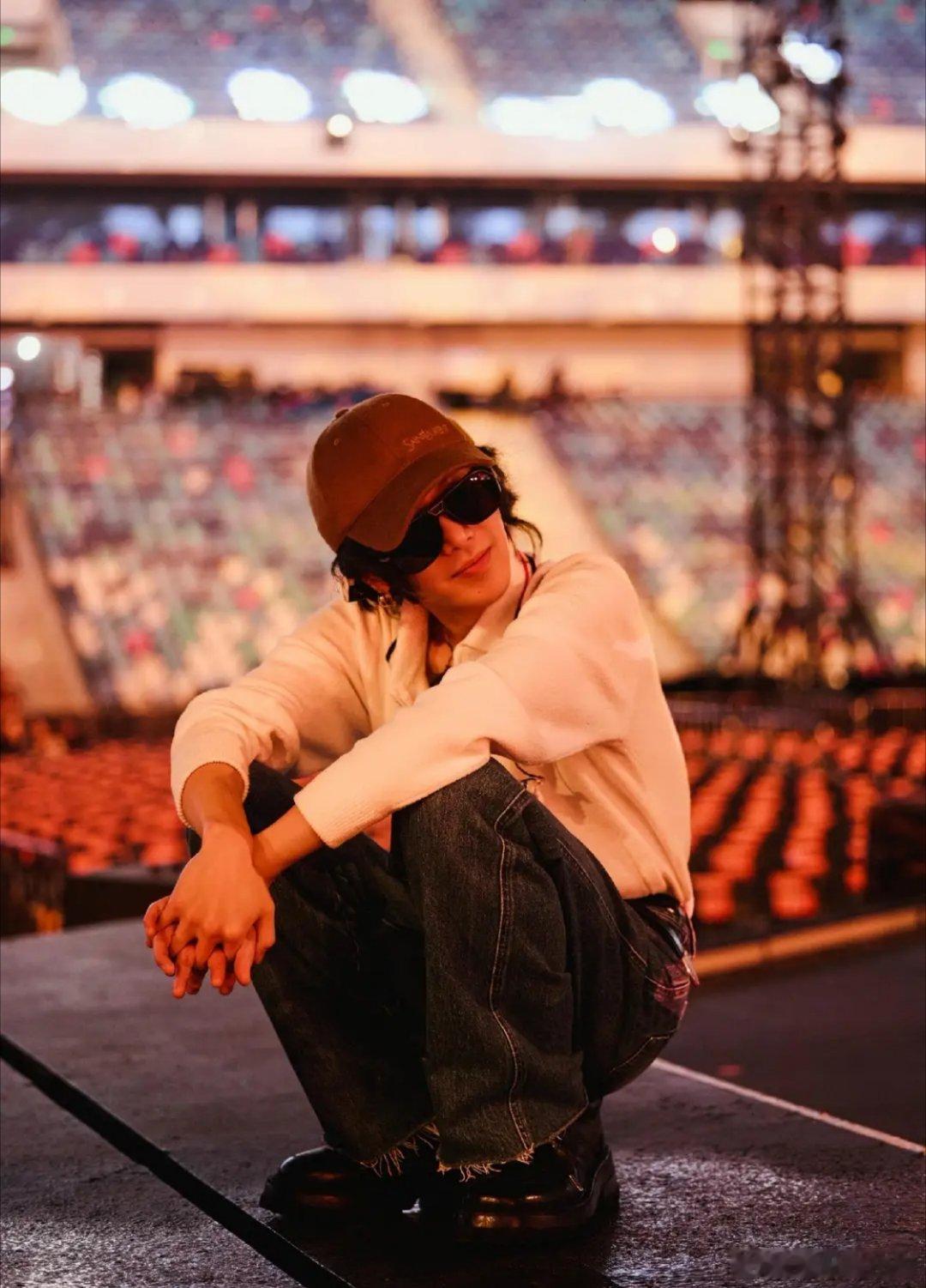 跨年倒计时，华晨宇湖南卫视彩排亮点十足。他将带来多首歌曲，还会与时代少年团合唱，