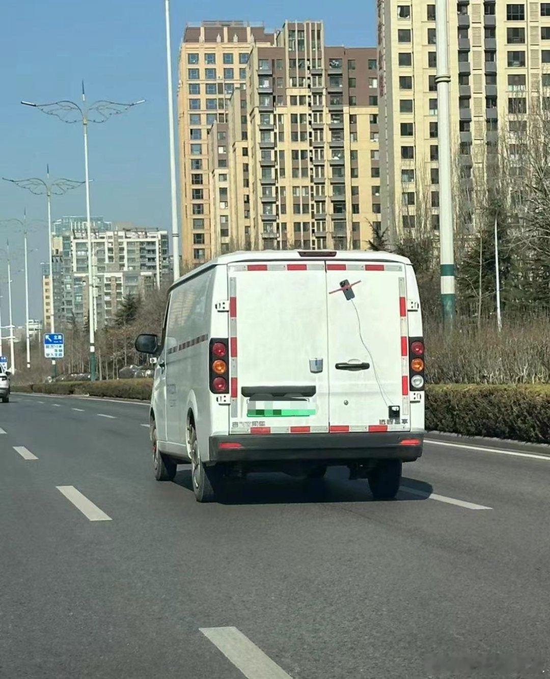 大哥真有钱，手机就这么粘在后尾门…你们说…这是模型？还是真的手机？#大v聊车# 