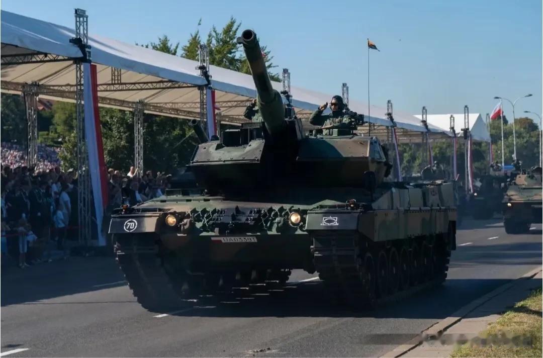  本月波兰举行了 阅兵仪式 展示了 多款先进武器 K2 豹2 M1以及本土的PT
