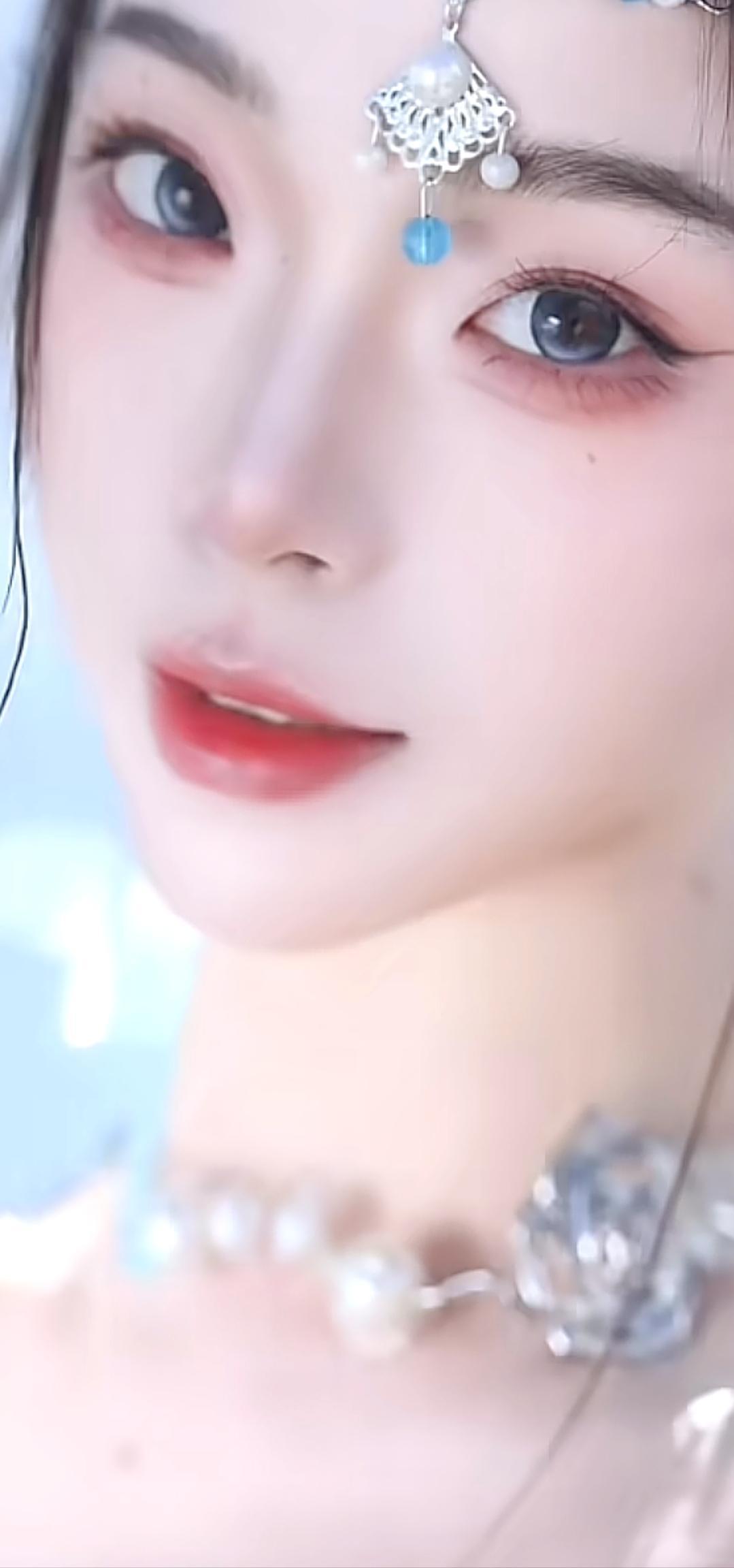 梦幻古风妆容，蓝宝石发饰，惊艳你的双眸！