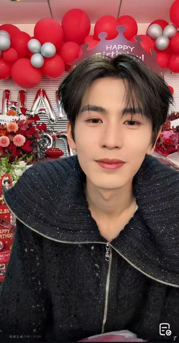 张凌赫帅到犯规梗也绝 西装造型的张凌赫现身上海，这身段比例真是没得挑。走路带风仿