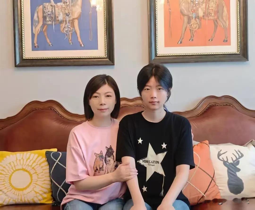 贺显贻604分考职业学院是有原因的！
网友观点不一，但她家里有亲人在部队，她报考