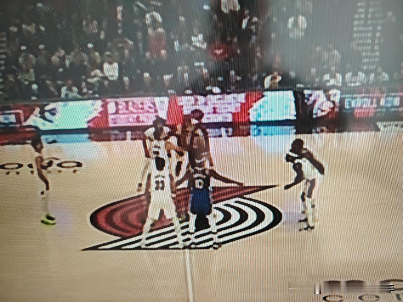 今天NBA在自己的主场迎战势头正猛的金州勇士队，上半场已经结束，杨瀚森的出场时间