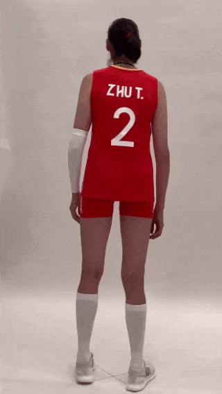 朱婷，你终于露出了笑容！
来到澳门这么多天了，你还从来没有笑过。
今天拍摄定妆照