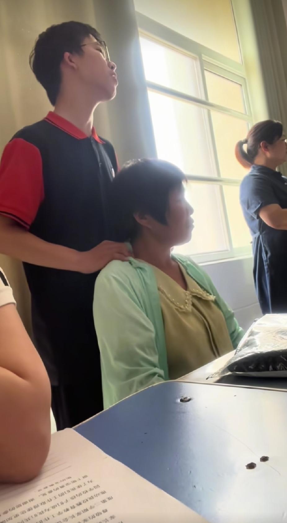 学校正在开班级家长会，一位家长无意记录下的一幕，让人看着感动暖心了。

山东的一