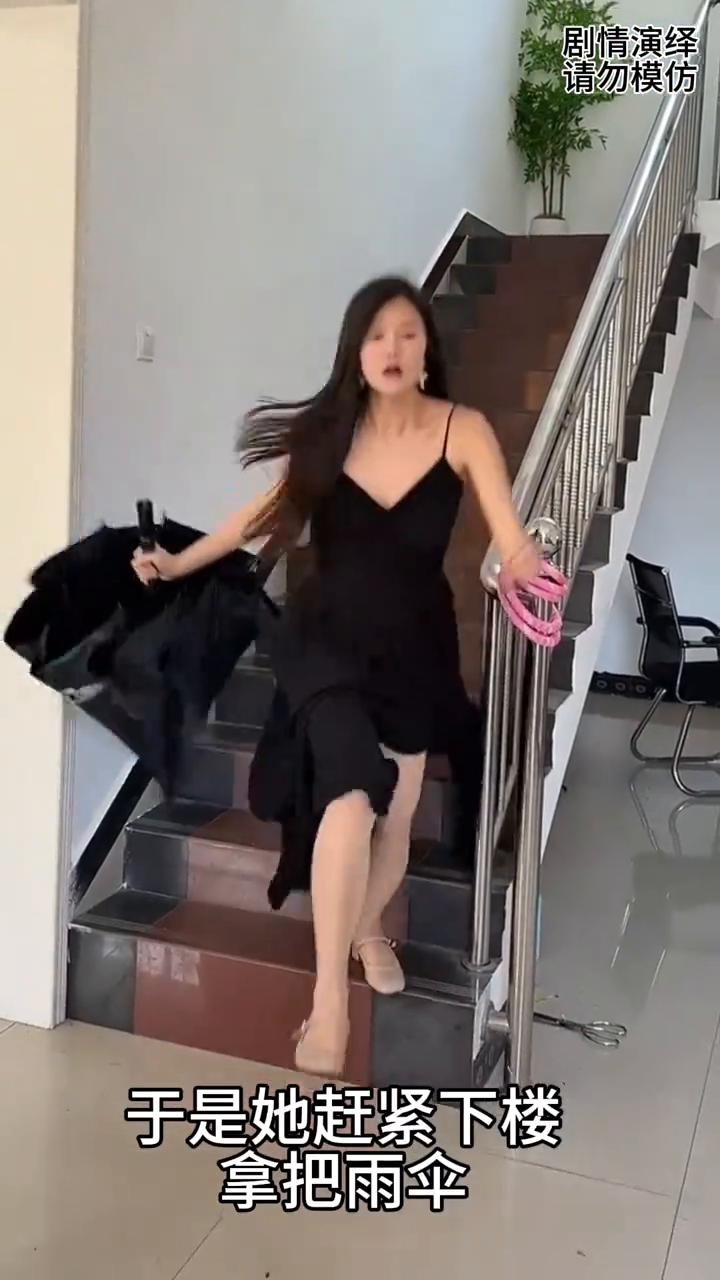 女子往楼下泼水时看到有人，下一秒她的做法太有才了。
女子在楼上往楼下泼水，这时她