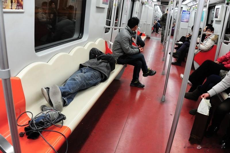 你能想象在公共场合遭遇的离谱事儿吗？我就亲眼见过。坐地铁时，有俩男子公然吸烟，有