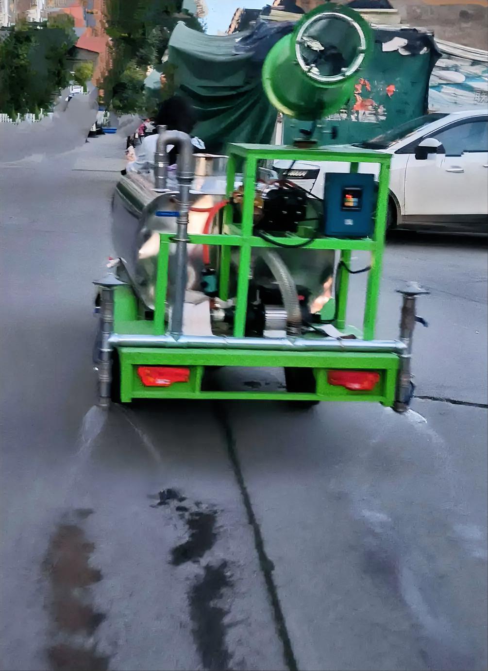 小区里的洒水车

傍晚时分遛弯，看到小区里的洒水车在院子里洒水。

这种车不仅可