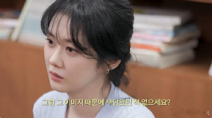张娜拉自曝因童颜感到压力 张娜拉公开童颜苦恼，44岁仍被角色定型，坦言因亲切外貌