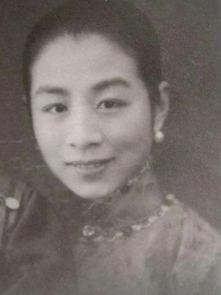 1947年，李国秦得知干女儿怀了丈夫的孩子，毅然提出离 婚，然后遁入空门，竟然活