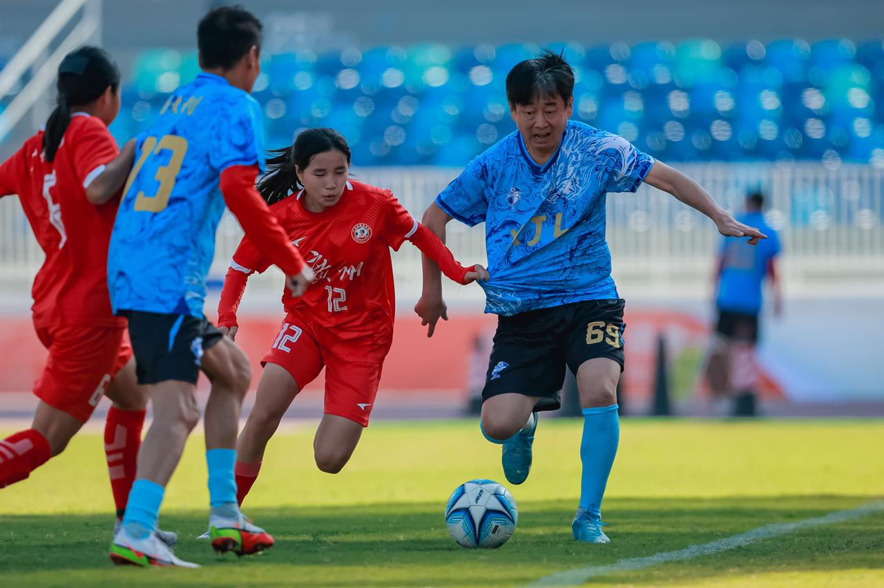 今天是西久利足球队成立九周年的日子，九年前一群热爱足球的老男孩走在一起开启了一段