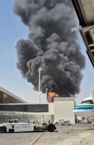 沙特机场遭导弹袭击，12人死亡。这充分说明：没实力，在国际社会上想两头通吃是不可