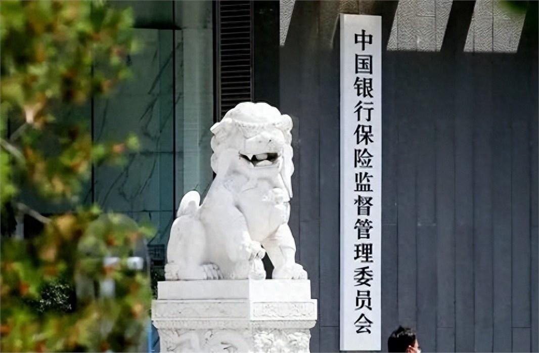 昨晚跟一个从监管科技公司跳出来的老同事吃烧烤，三杯下肚，他摆摆手说：“别信新闻里