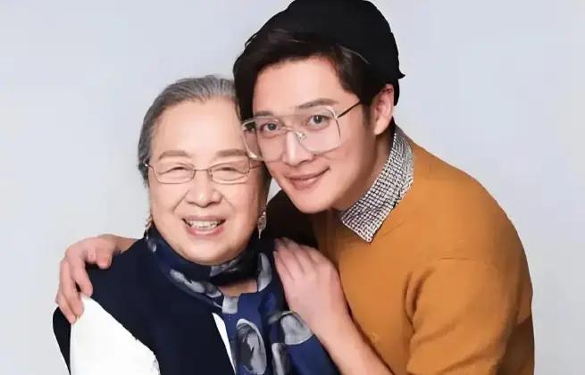 都知道容嬷嬷李明启老师吧，她一儿一女，家庭幸福。90岁的她独居60平老房，家具老